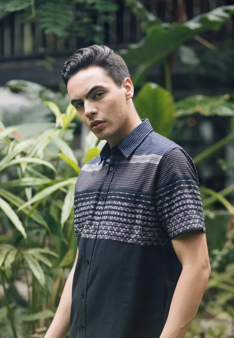 POLICE Kemeja Border Printing Hitam Regular Fit Pria