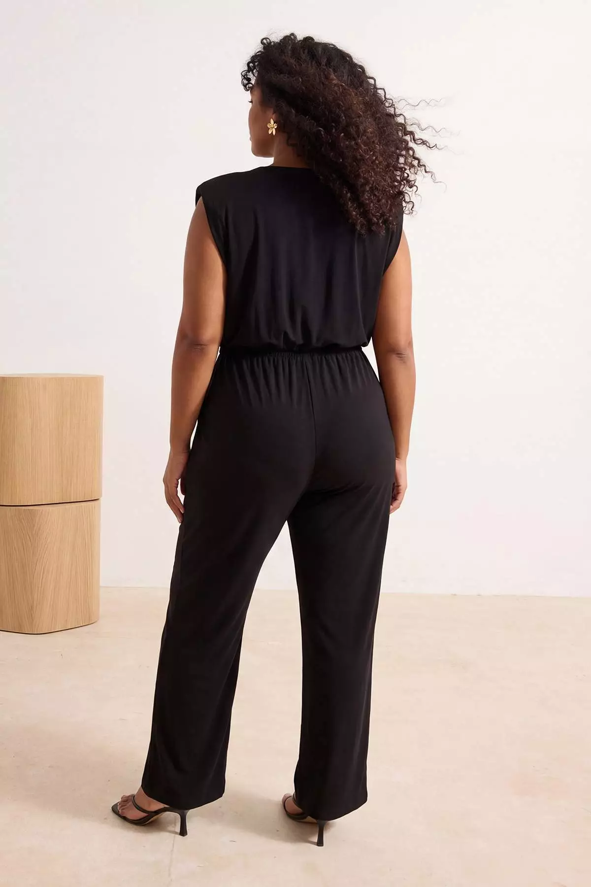 Black V-Neck Belted Knitted Plus Size Jumpsuit Tbbss26Bg00011