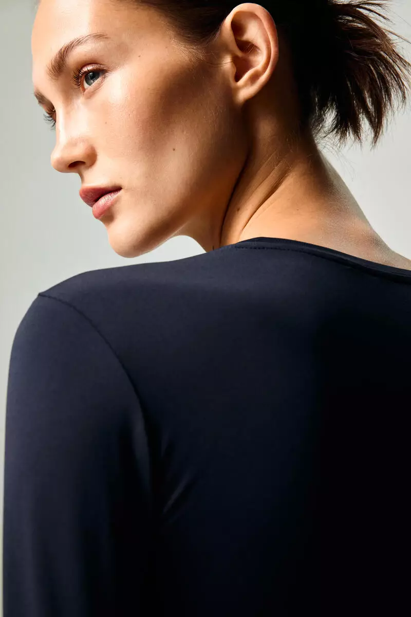 Long-sleeved microfibre top