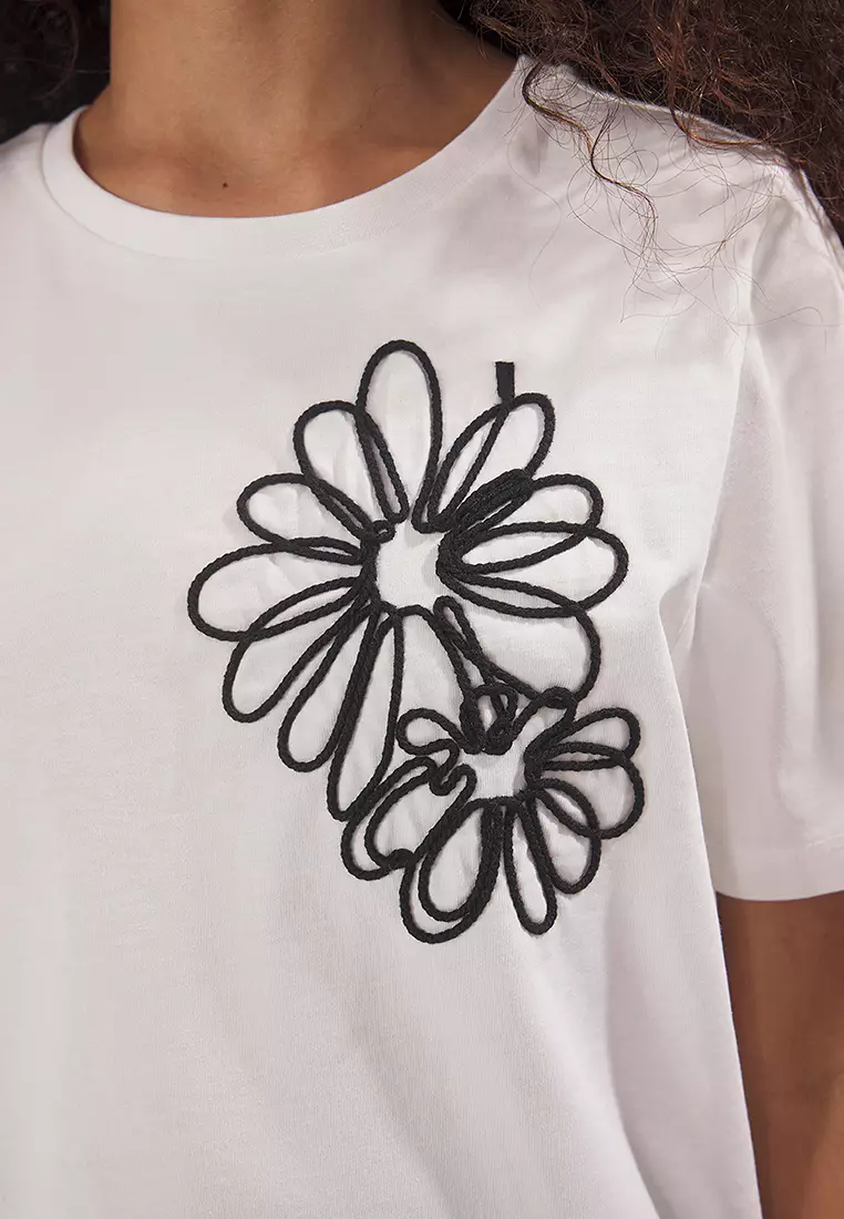Ecru 100% Cotton Regular/Normal Pattern Floral Embroidered Knitted T-Shirt TWOSS25TS00028