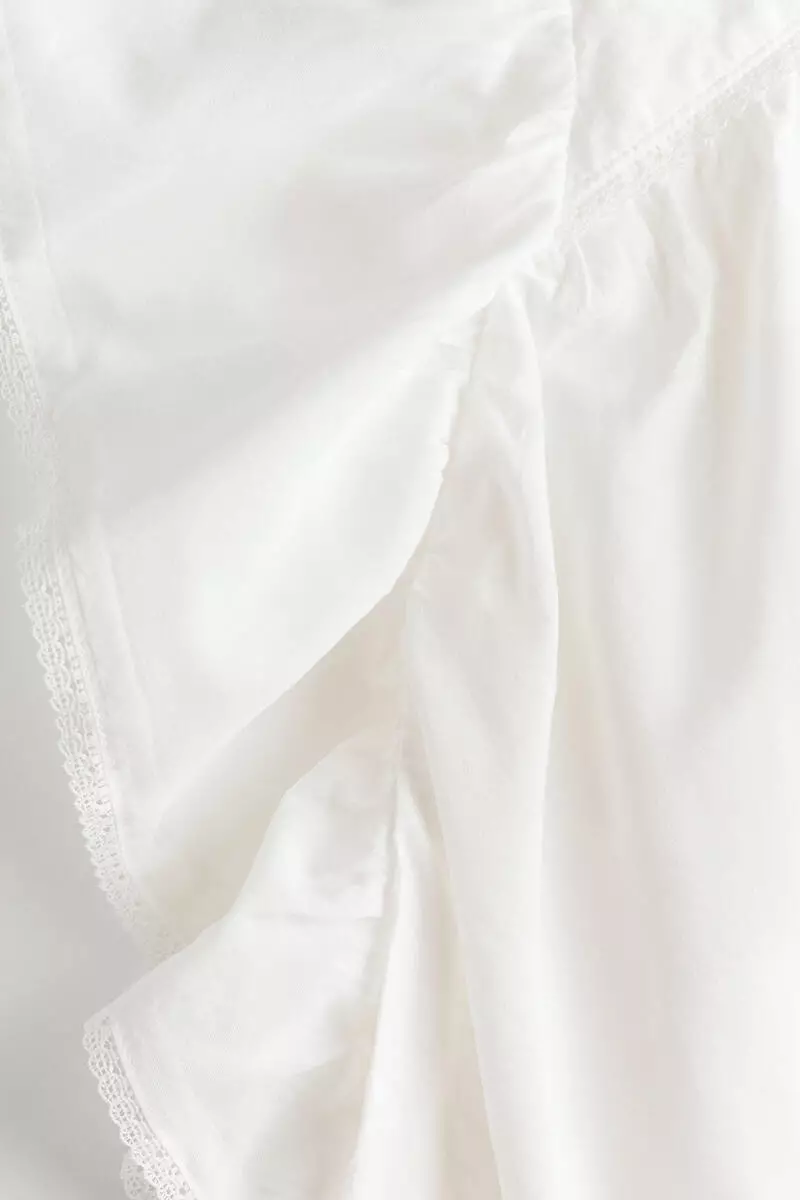 Flutter-sleeved lace-trimmed blouse