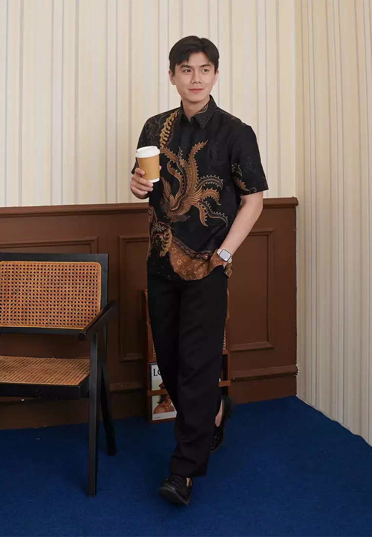 Enzy Batik Essential Kemeja Batik Pria Lengan Pendek Adinata - Black/Brown