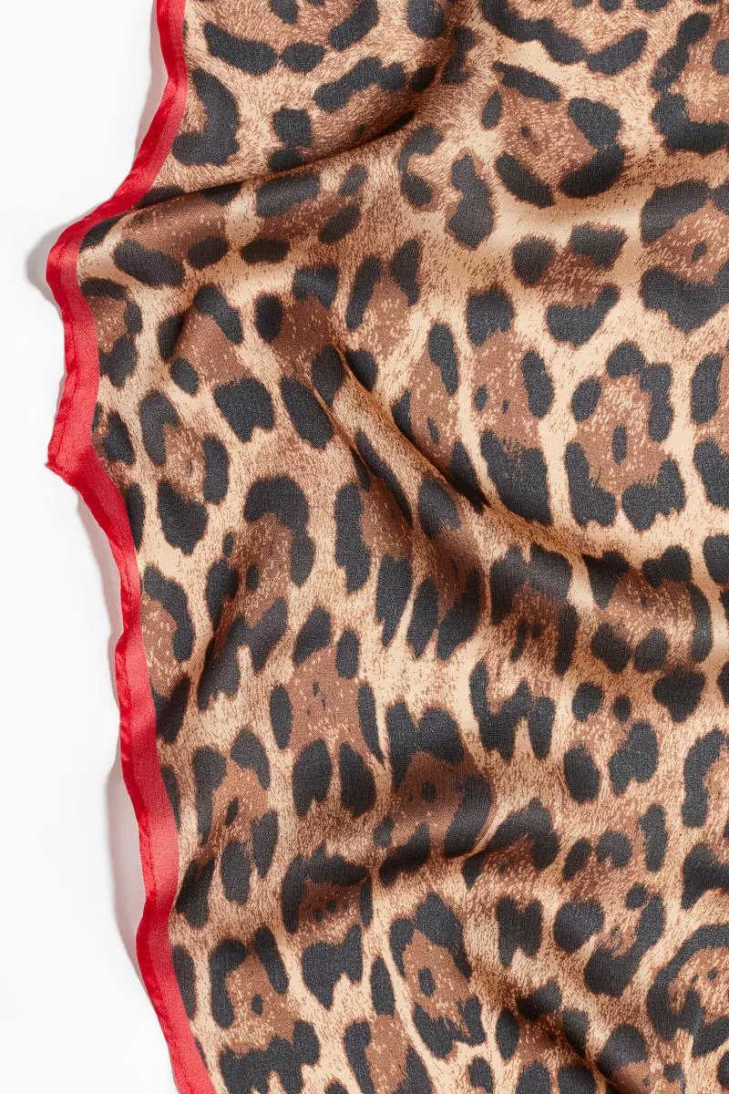 Diamond-shaped scarf