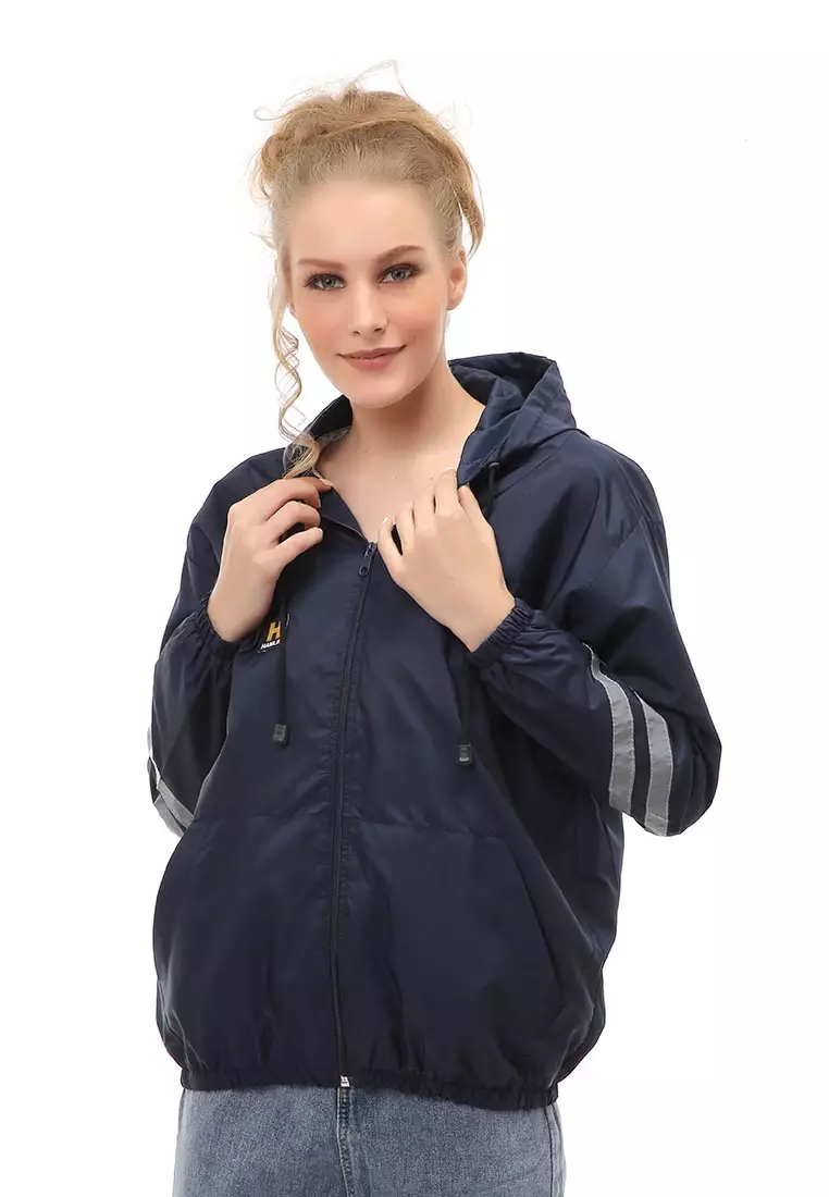 Xola yalangoch holda kvartirani tomosha qiladi