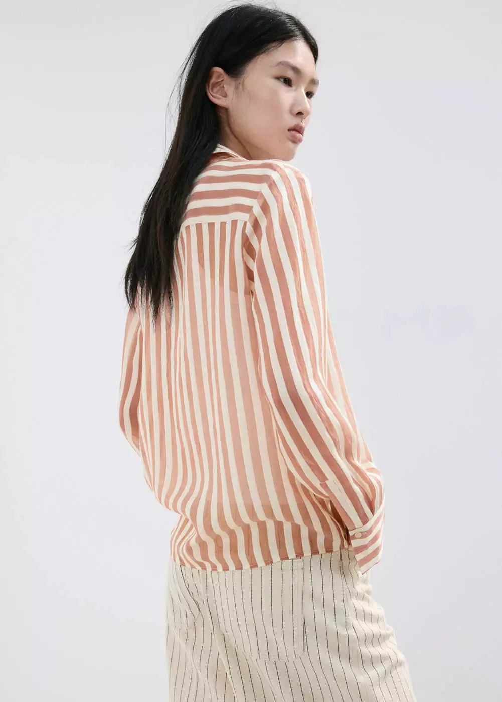 Kemeja lyocell salur semitransparan