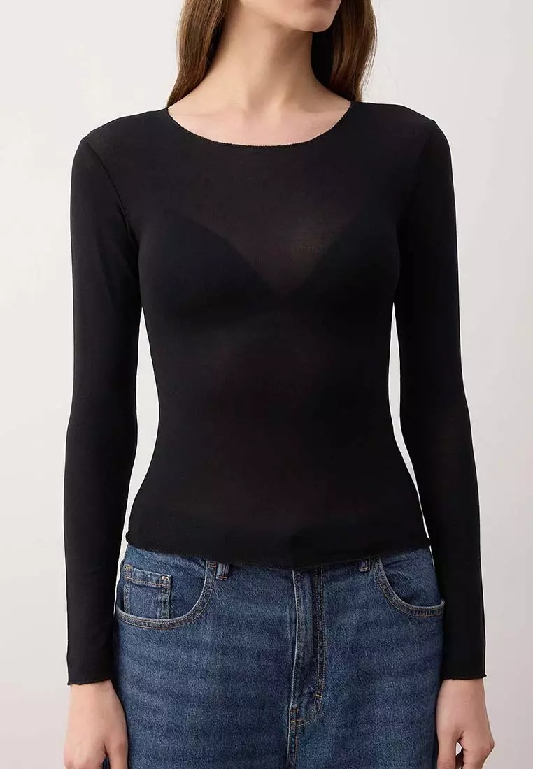 Body-Fitting Knitted Blouse