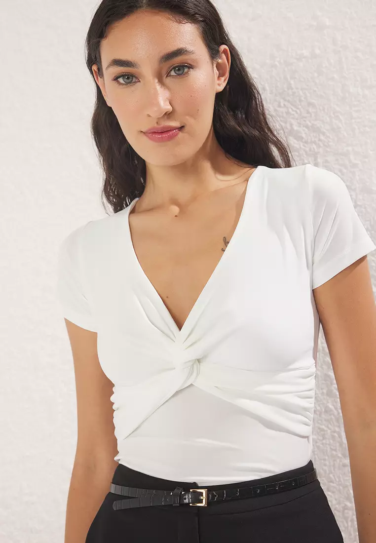 Ecru Knot Detail Fitted Knitted Blouse TWOSS25BZ00518