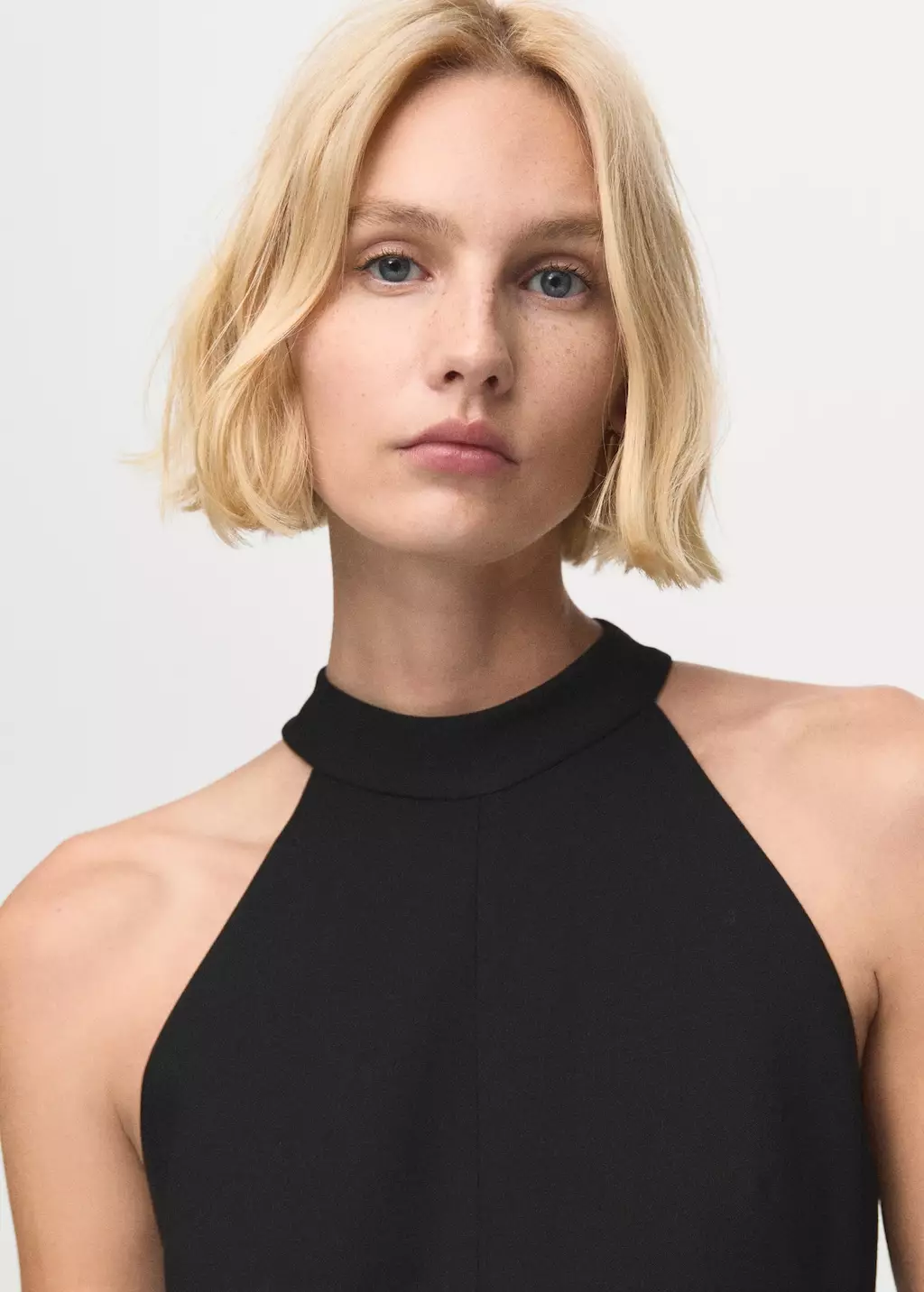 Halter neck jumpsuit dengan belt