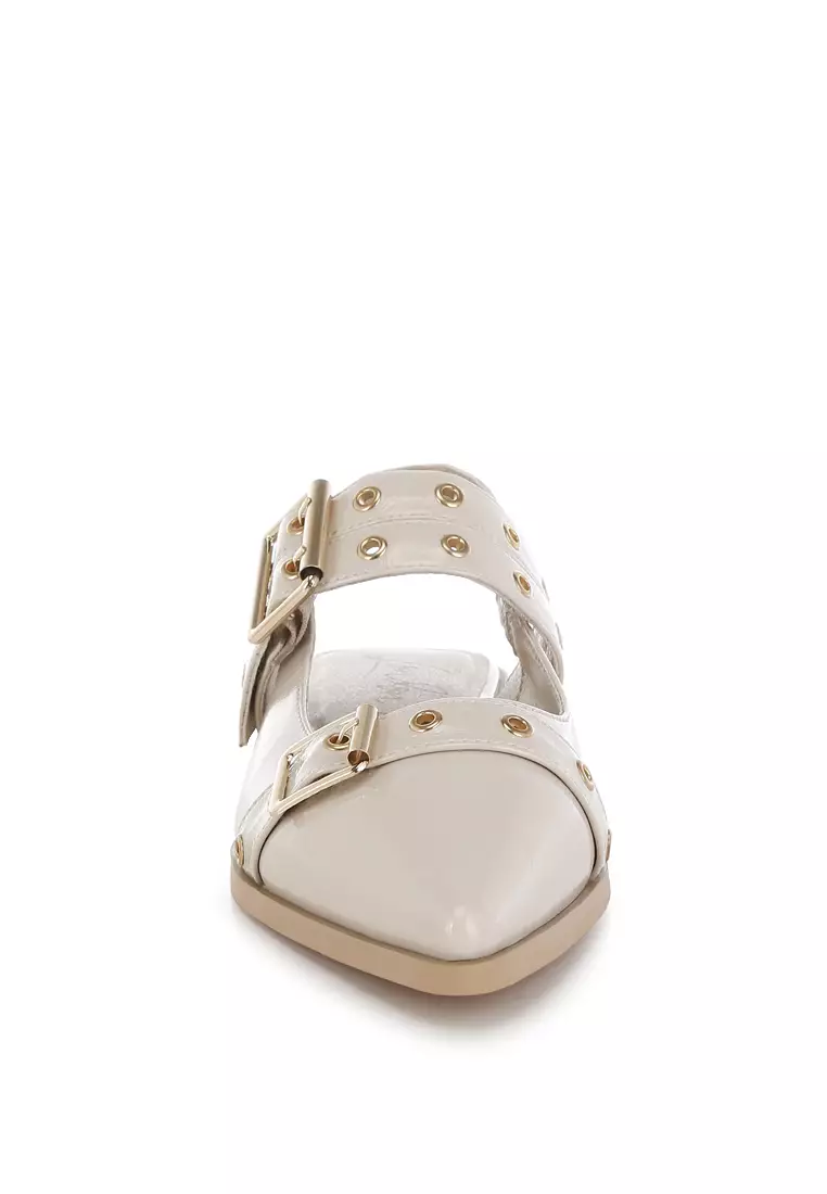 Sepatu Flat Berdetail Lubang Tali & Gesper dalam Warna Beige