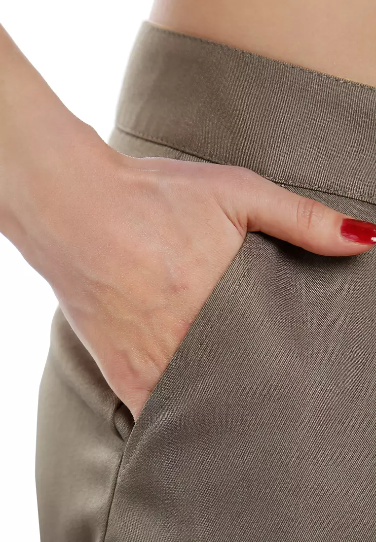 Celana Pendek Tenun yang Disesuaikan dalam Warna Taupe