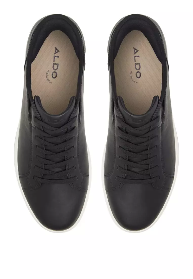 Scottie Easy In Sneakers