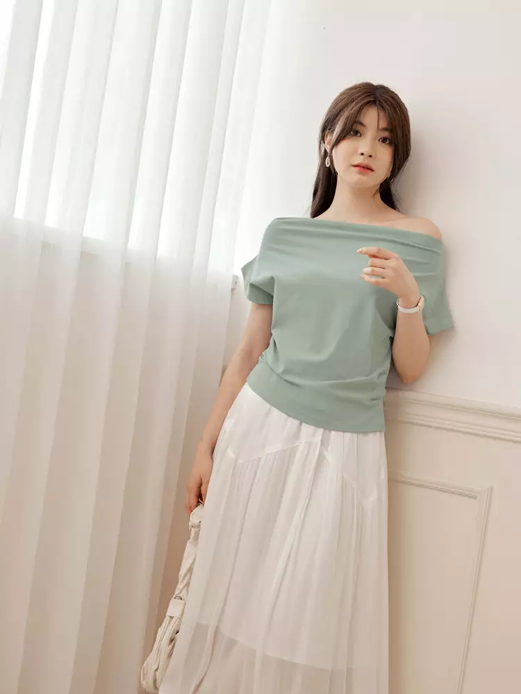 素色斜肩一字領褶皺收腰短版上衣《AB19561》