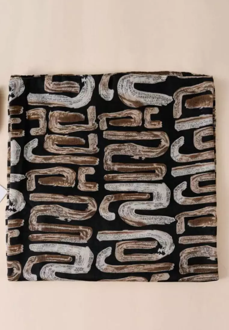 Aksesoris Syal Tebal Wanita Abstract Print Cashmere Shawl Black 