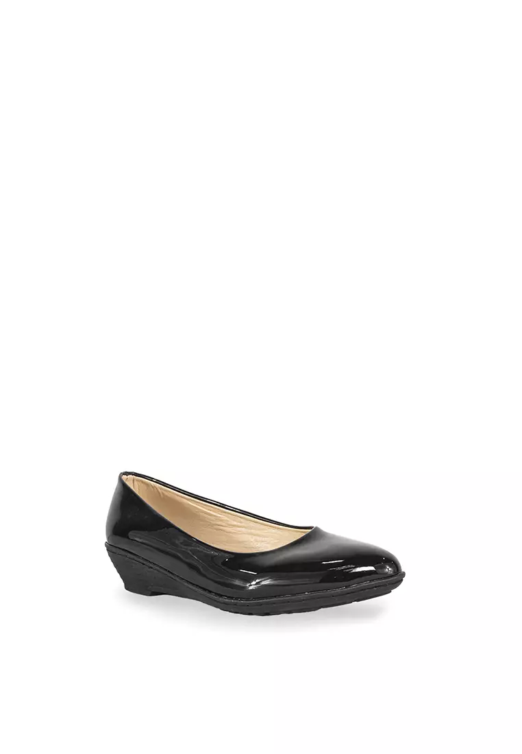 Pointed toe store wedge pump