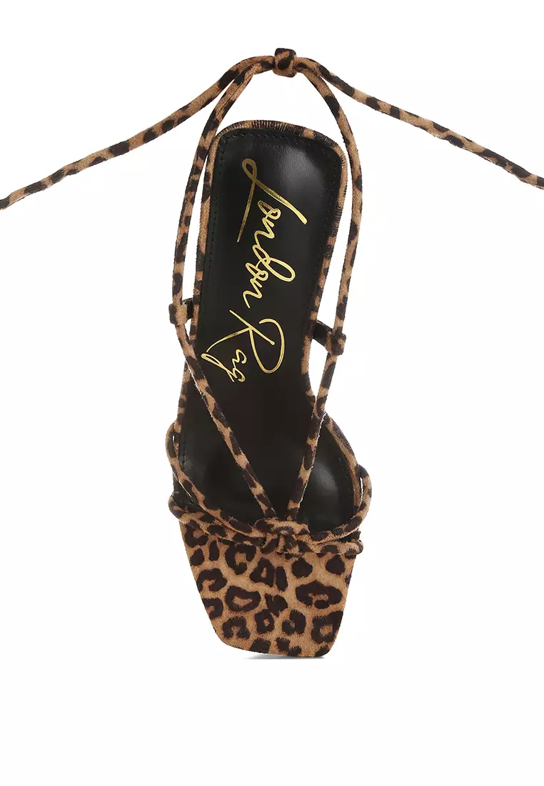 Sepatu hak persegi motif macan tutul dengan motif macan tutul