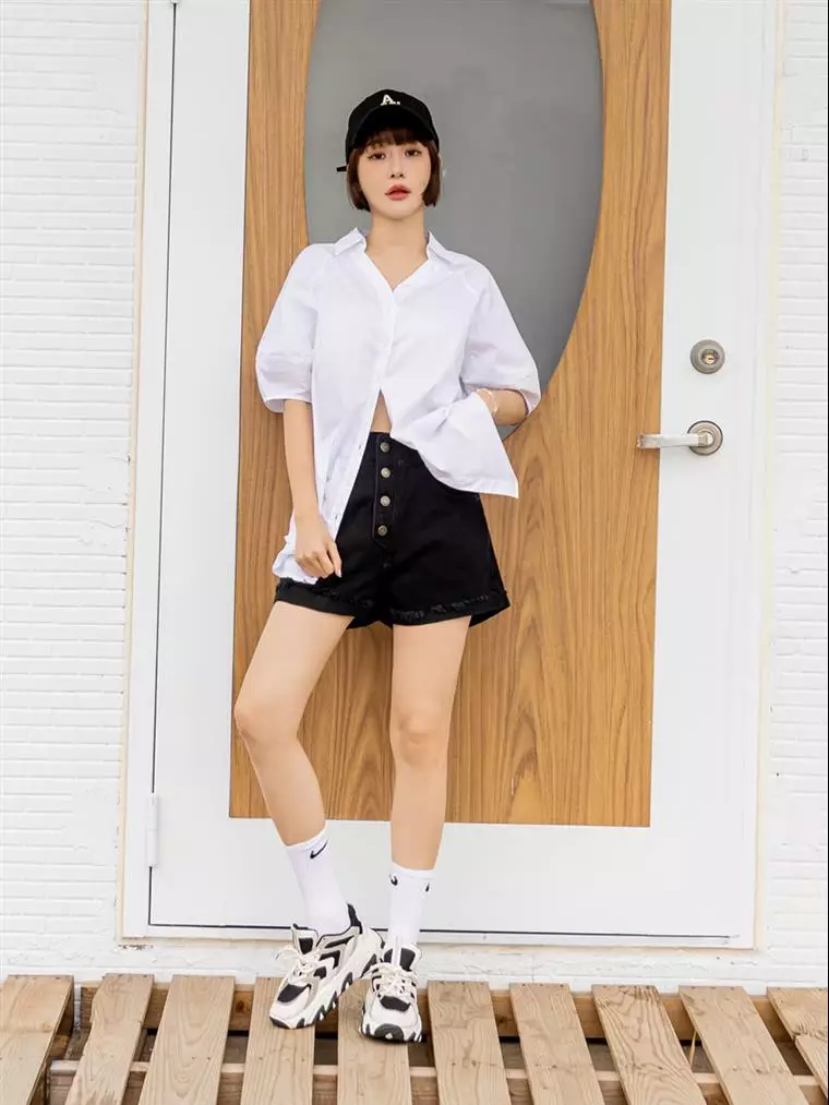 棉質牛仔高腰收腹排釦反褶短褲《BA4710》