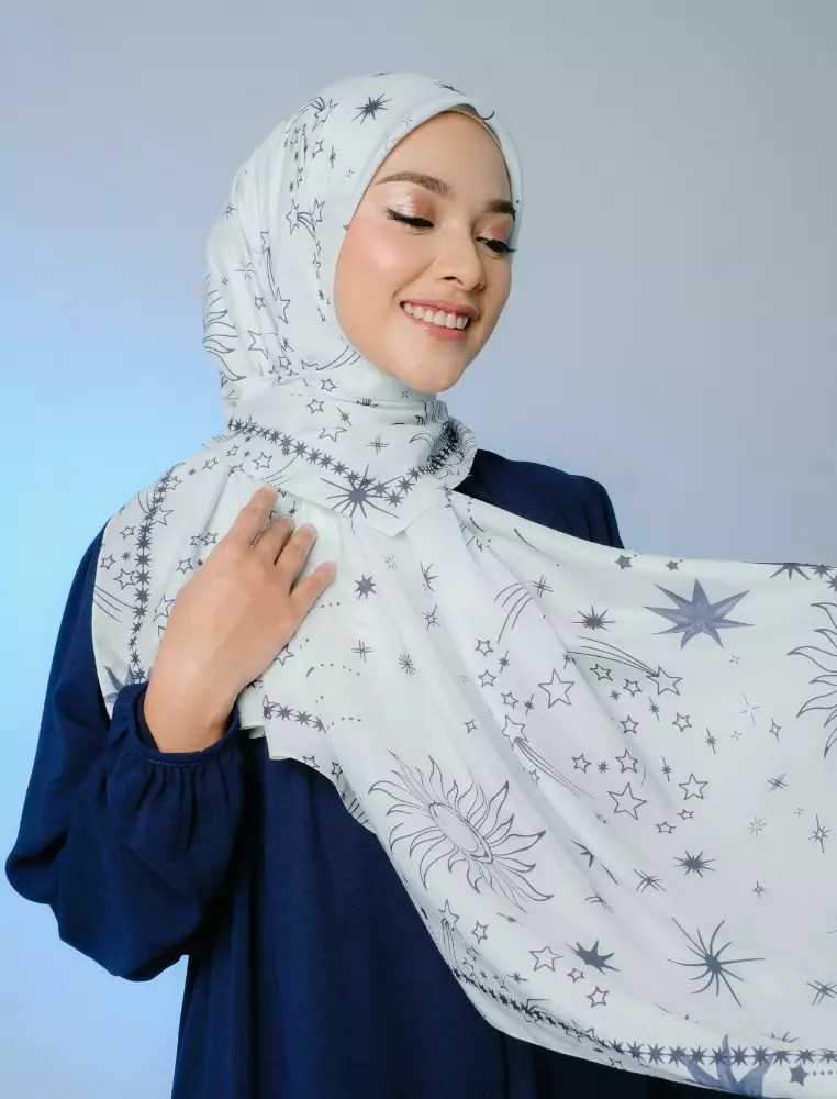 AMBERLY Scarf Offwhite - Kerudung Hijab Segiempat Motif With Pouch Ziplock - Bahan Poly Fine - Ukuran 110x110