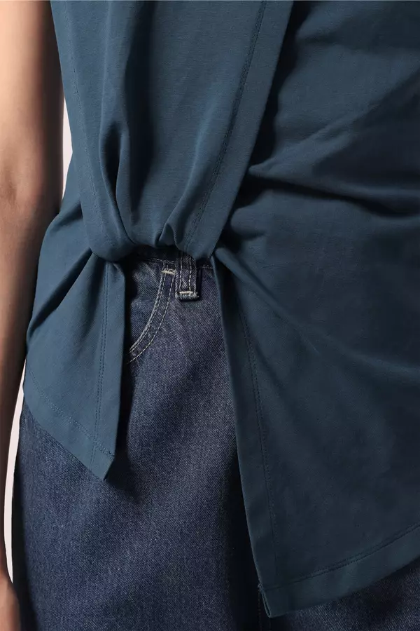 Minimal x Devina Putri - Clover - Double Jersey Twisted Tshirt - Navy Warna Navy