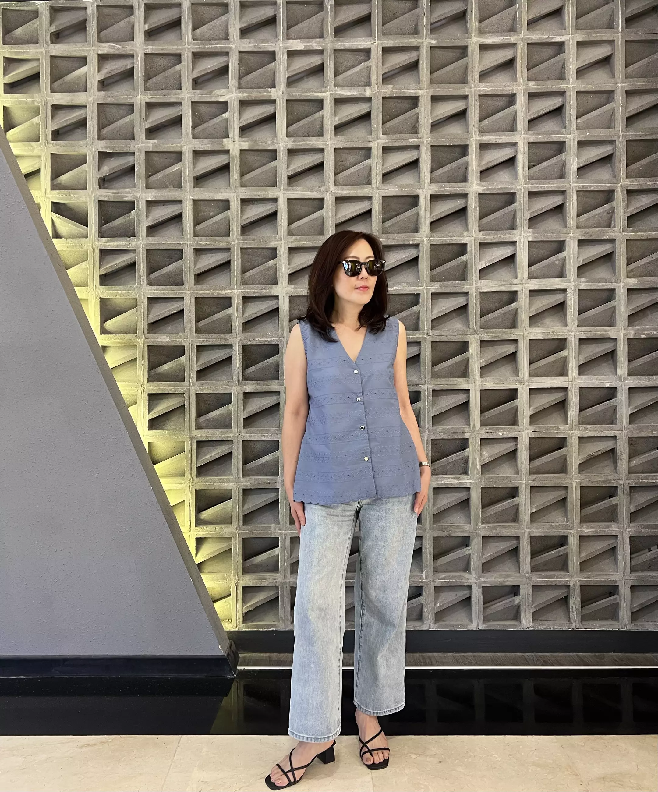 Sleveless Embroidery Cotton Blouse