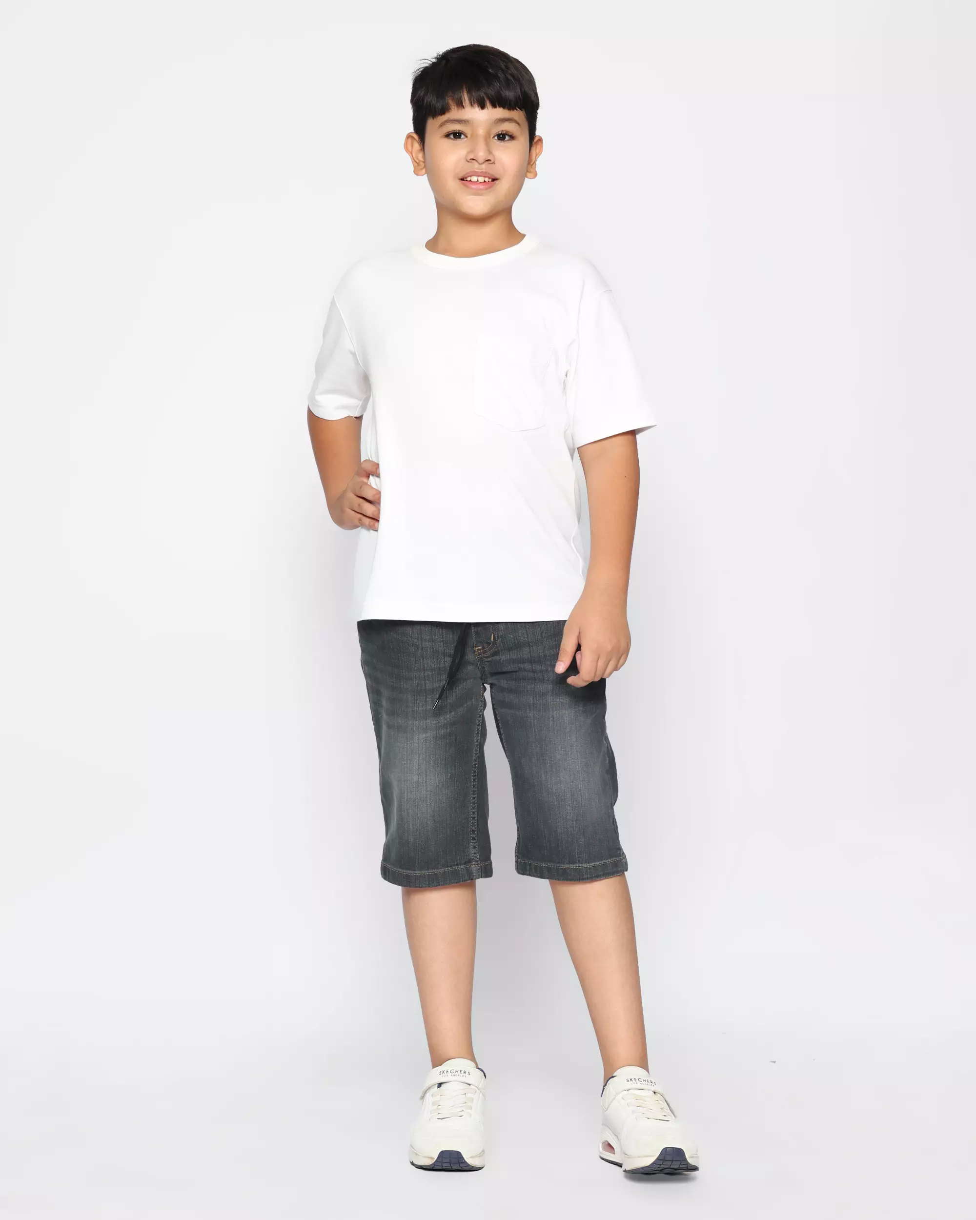 Celana Pendek Anak Laki Jeans Rib Gray With Model - FORTUNES