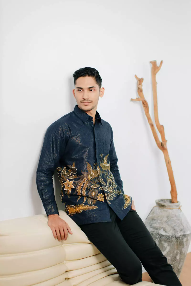 Kalyna Navy Kemeja Pria  Panjang Regular Fit Foil