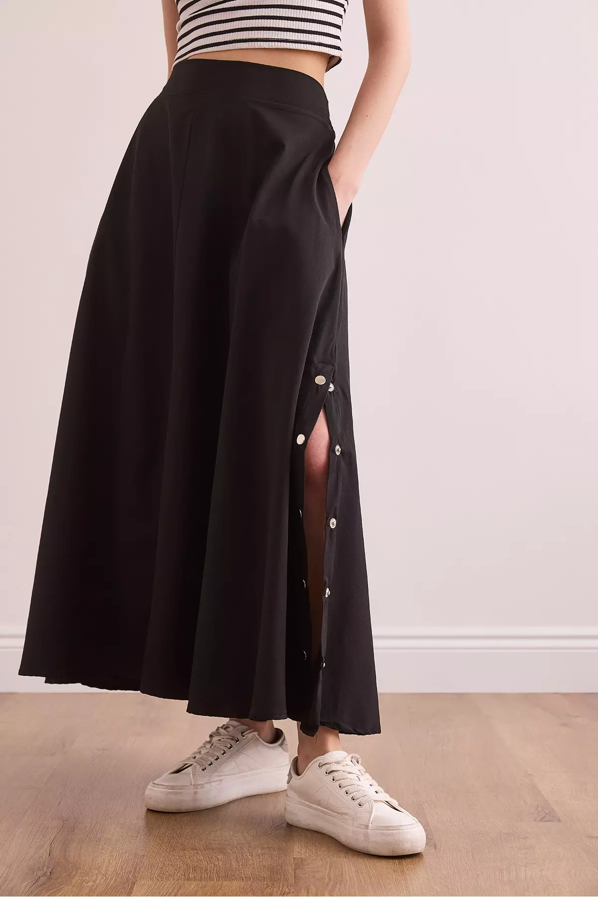 Women's Black Pocket Bell Skirt With Elastic Back Snap Detail Etk- 19000311