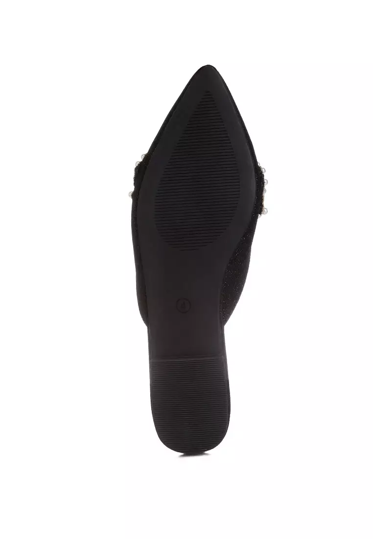 Mules mutiara halus yang dihias dalam Warna Hitam