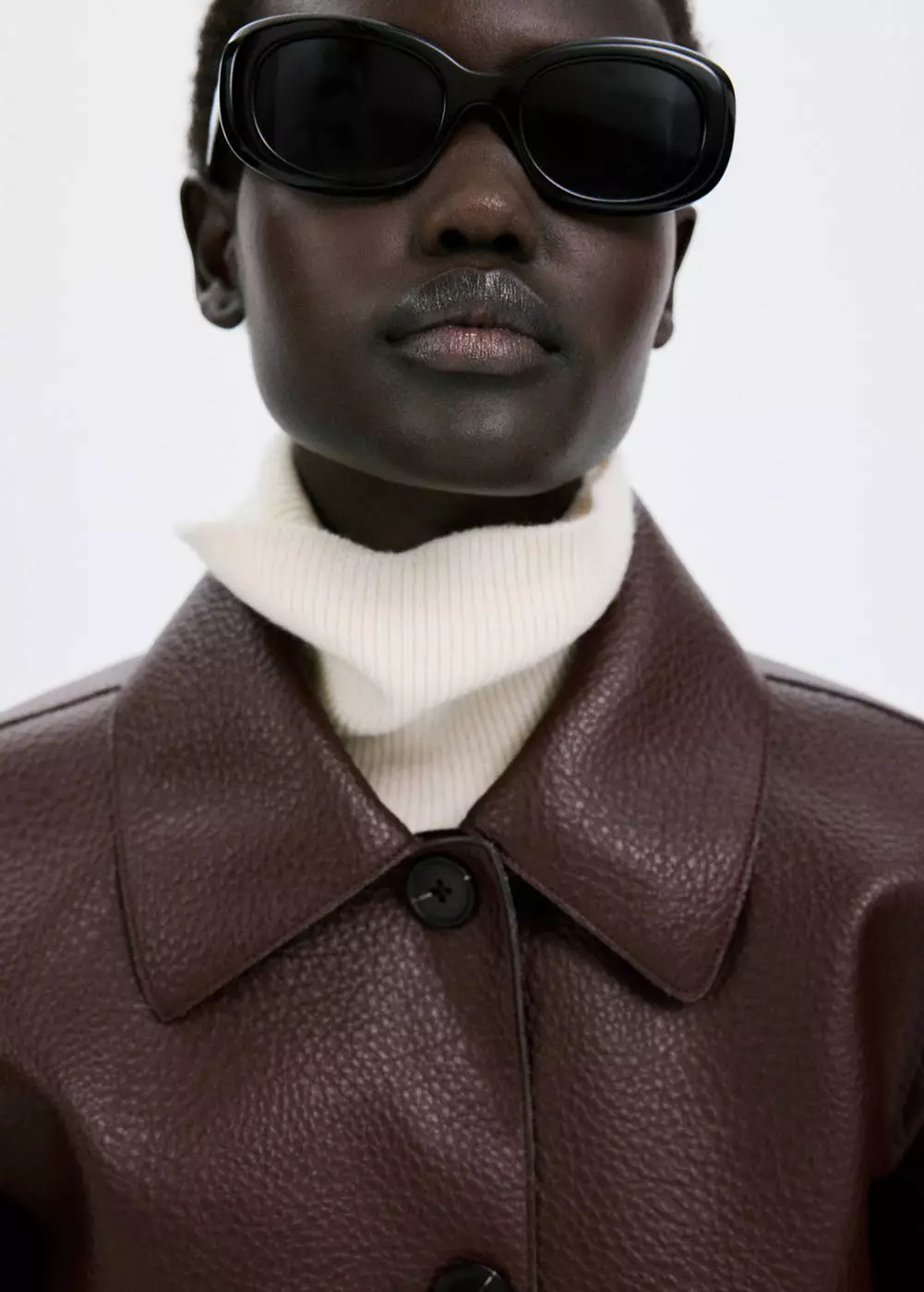 Jaket kulit sintetis dengan saku