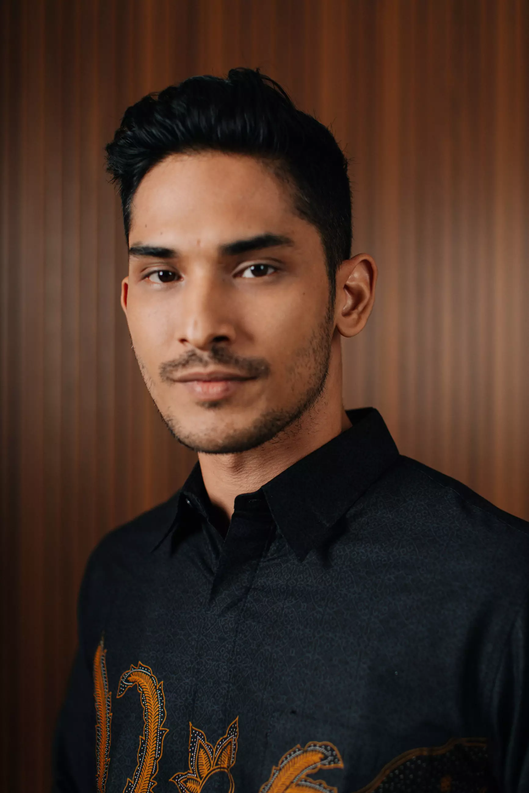 Adyatma Dewangga Black Kemeja Batik Slim Fit Pria Lengan Panjang Katun