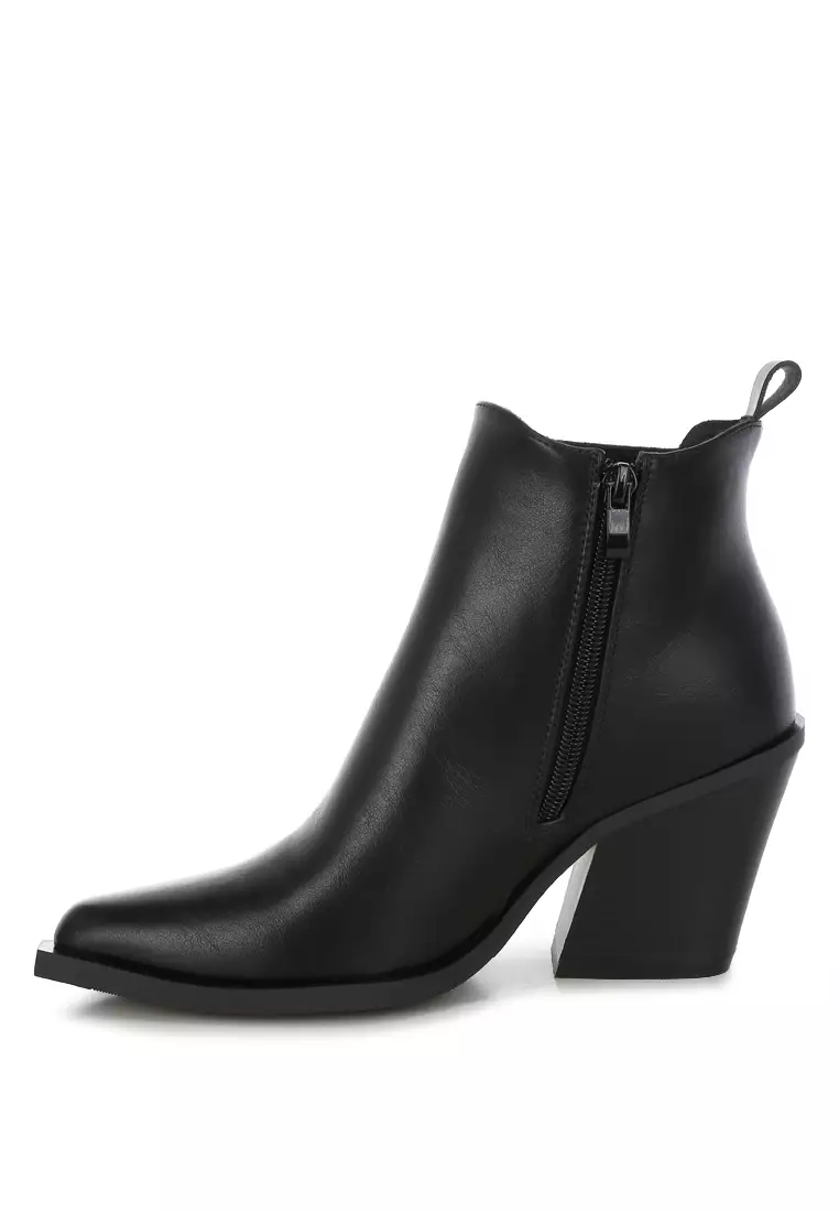 Sepatu bot Chelsea dengan detail bintang berkilauan dalam warna hitam