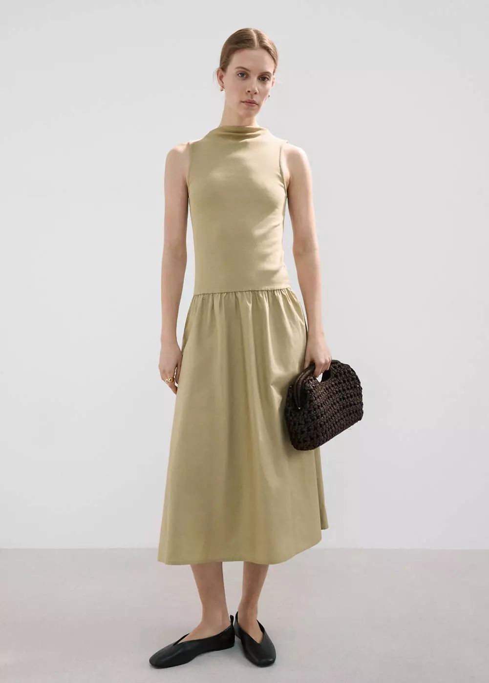 Gaun dengan bagian atas kontras