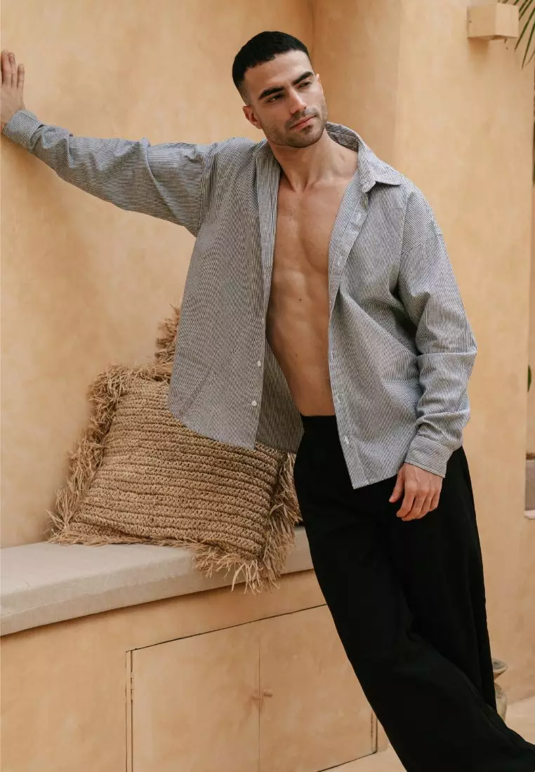 Malta Kemeja Linen Lengan Panjang Oversize Pria Warna Abu Garis – Striped Grey Oversized Long Sleeve Linen Shirt