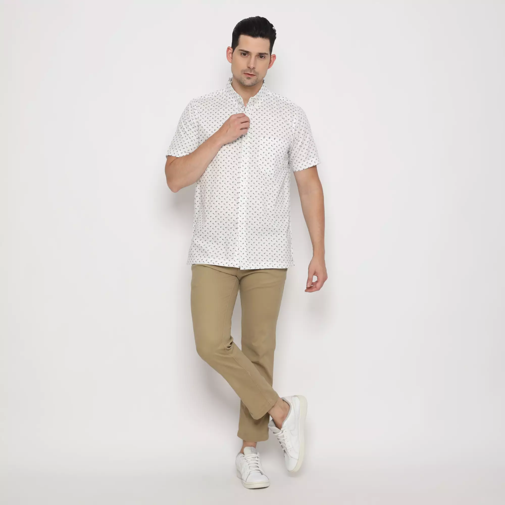 (LAST CALL) Platini Kemeja Motif Pria Lengan Pendek Katun Putih 132234