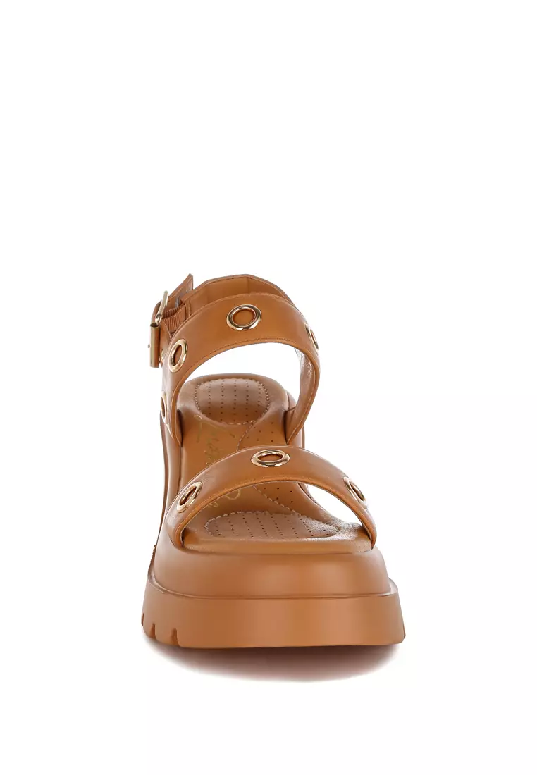 Sandal Platform Bertumit Detail Lubang Tali Warna Coklat Muda
