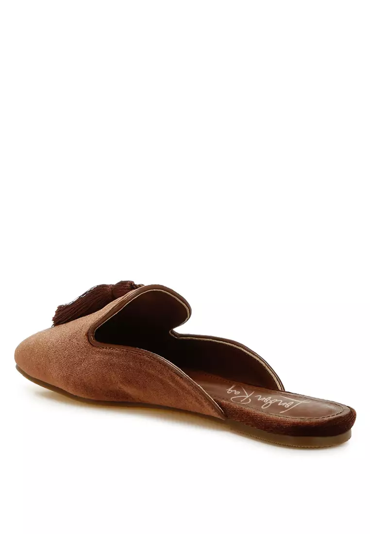 Sandal Beludru Detail Rumbai Warna Cokelat