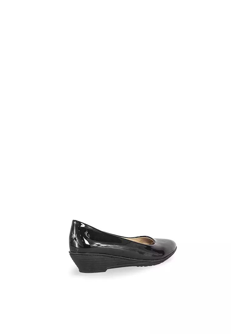Pointed toe wedge pumps clearance