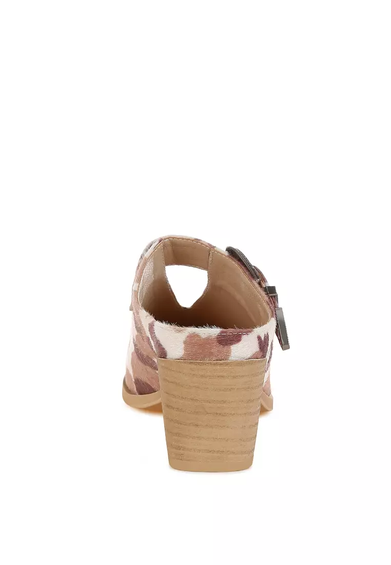 Sandal Mules dengan detail gesper berbahan suede imitasi dengan motif sapi