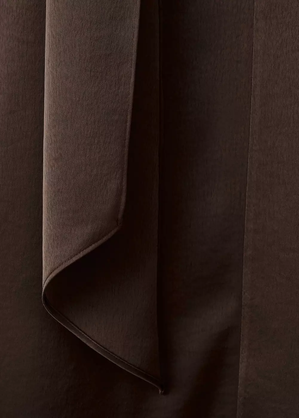 Gaun satin dengan aksen syal