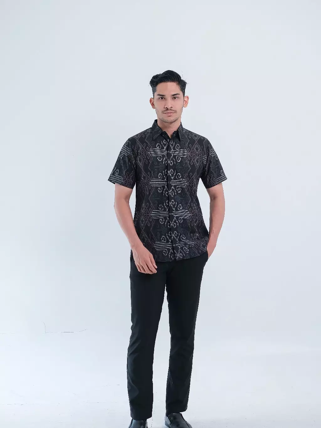 Vistara Black Kemeja Pria  Pendek Slim Fit