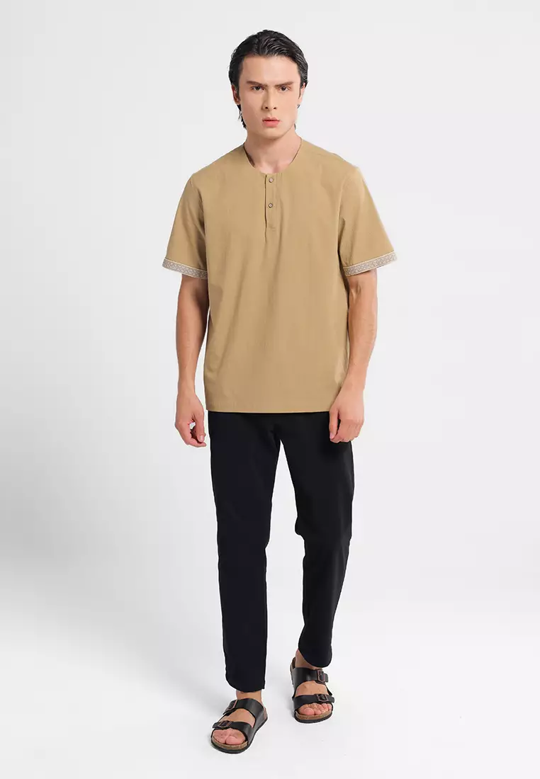 MANZONE X Adipati Dolken - Kemeja Koko Lengan Pendek Pria Jannah Comfort Fit - Brown