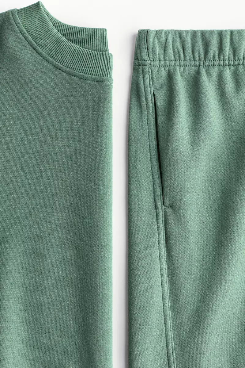2-piece sweatshirt and joggers set