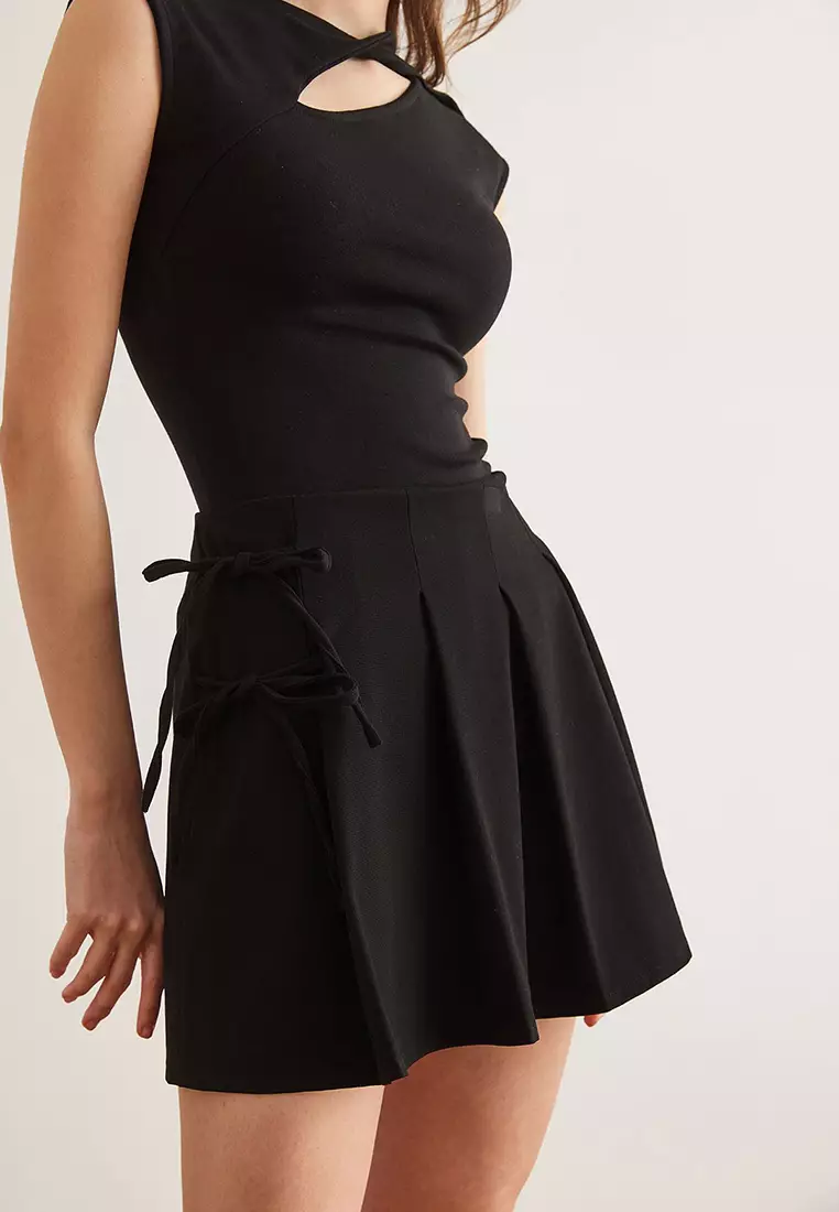 Side Lace Detailed Pleated Zippered Mini Skirt