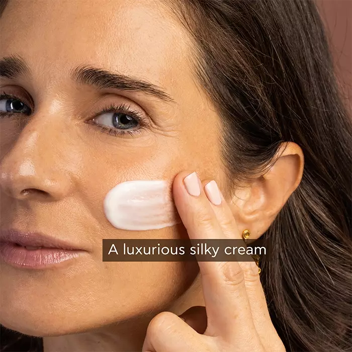 Apivita Queen Bee Absolute Anti-Aging & Regenerating Cream Light Texture 50 ml | Krim Anti Aging Tekstur Ringan Mengurangi Kerutan Mengencangkan Kulit Mengangkat Kontur Wajah