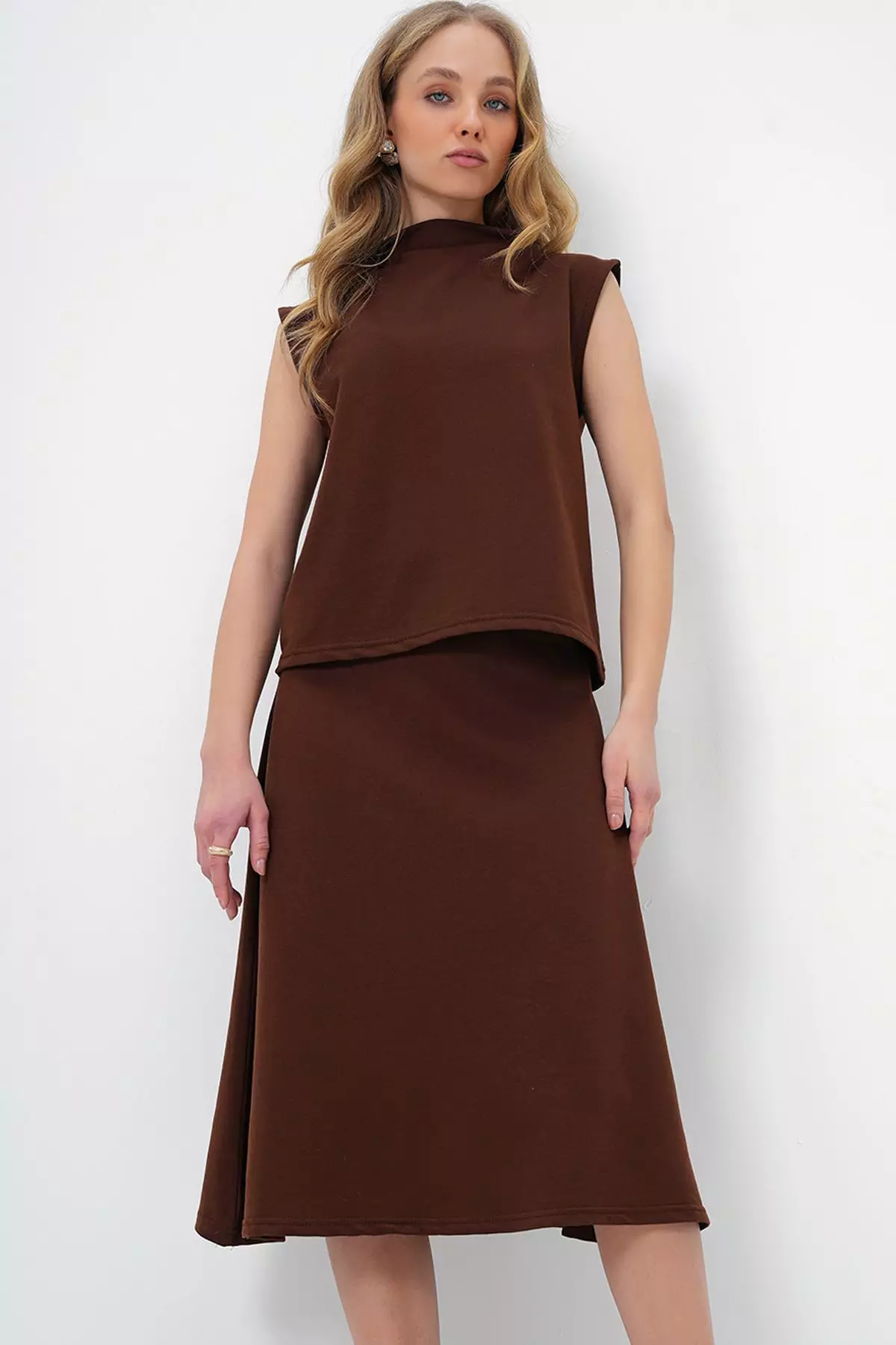 Women's Brown Stand Collar Sleeveless Blouse Skirt Set