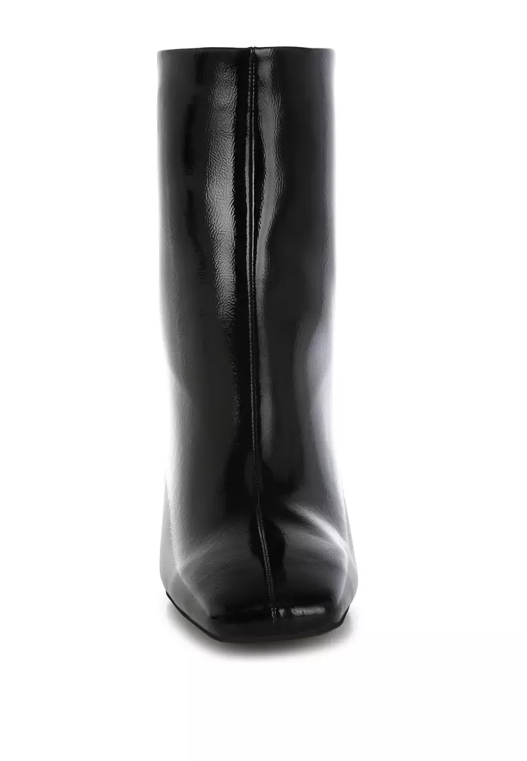 Sepatu bot ujung persegi paten berwarna hitam