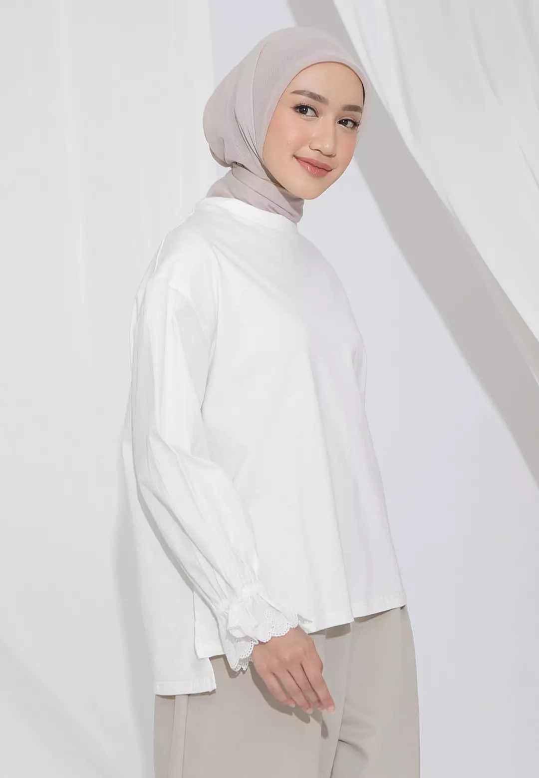 HijabChic Devara Broken White Top - Kaos Daily Cotton Combed Lembut Lace Lengan