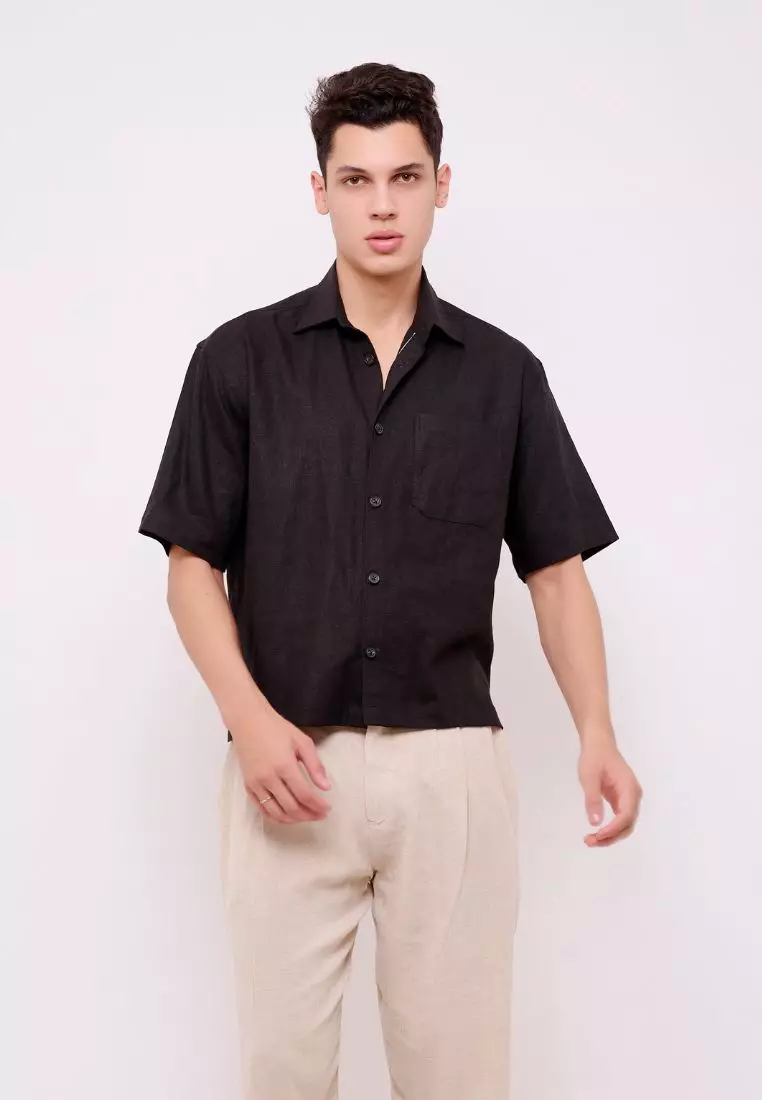 Kemeja Linen Pria Lengan Pendek Crop Hitam – Black Cropped Boxy Linen Shirt