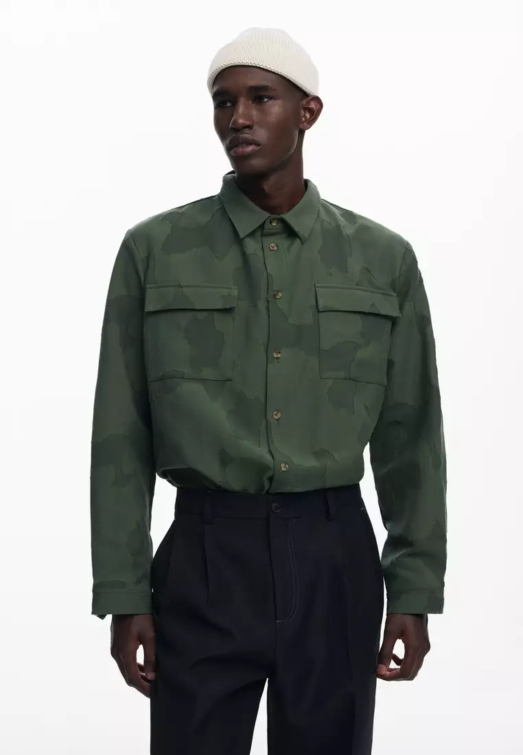 Pleated trousers with contrasts