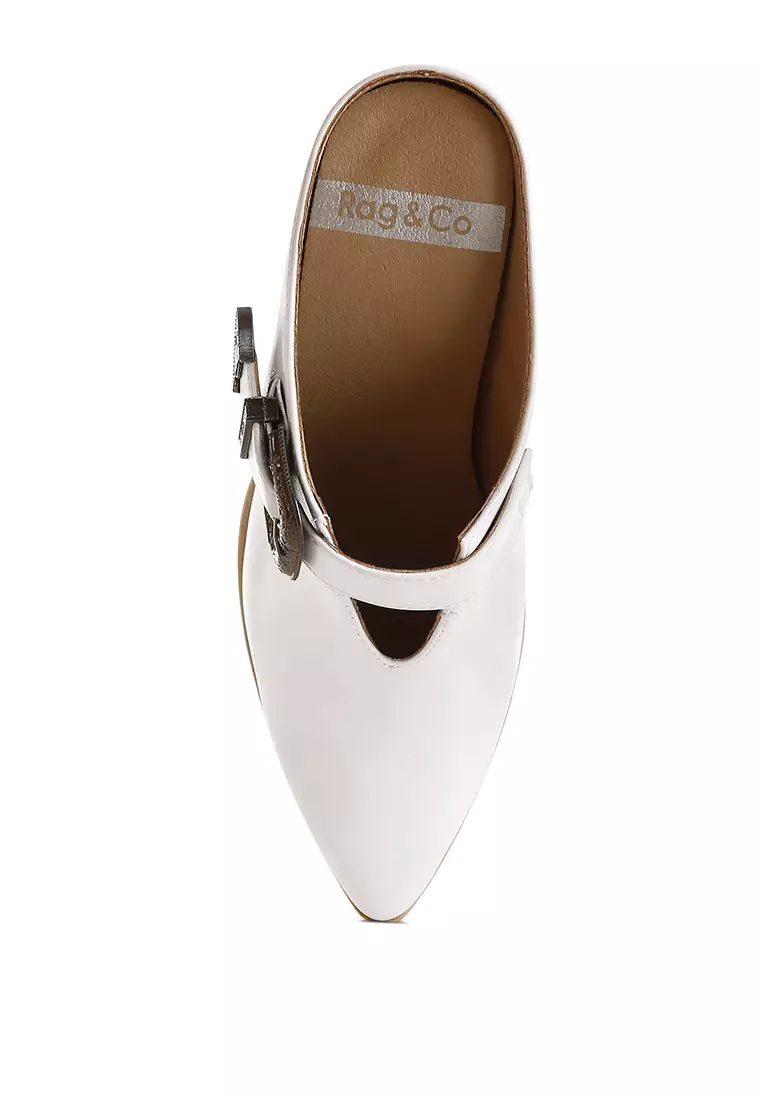 Sepatu Mules Berbahan Ukir dengan Gesper Warna Putih