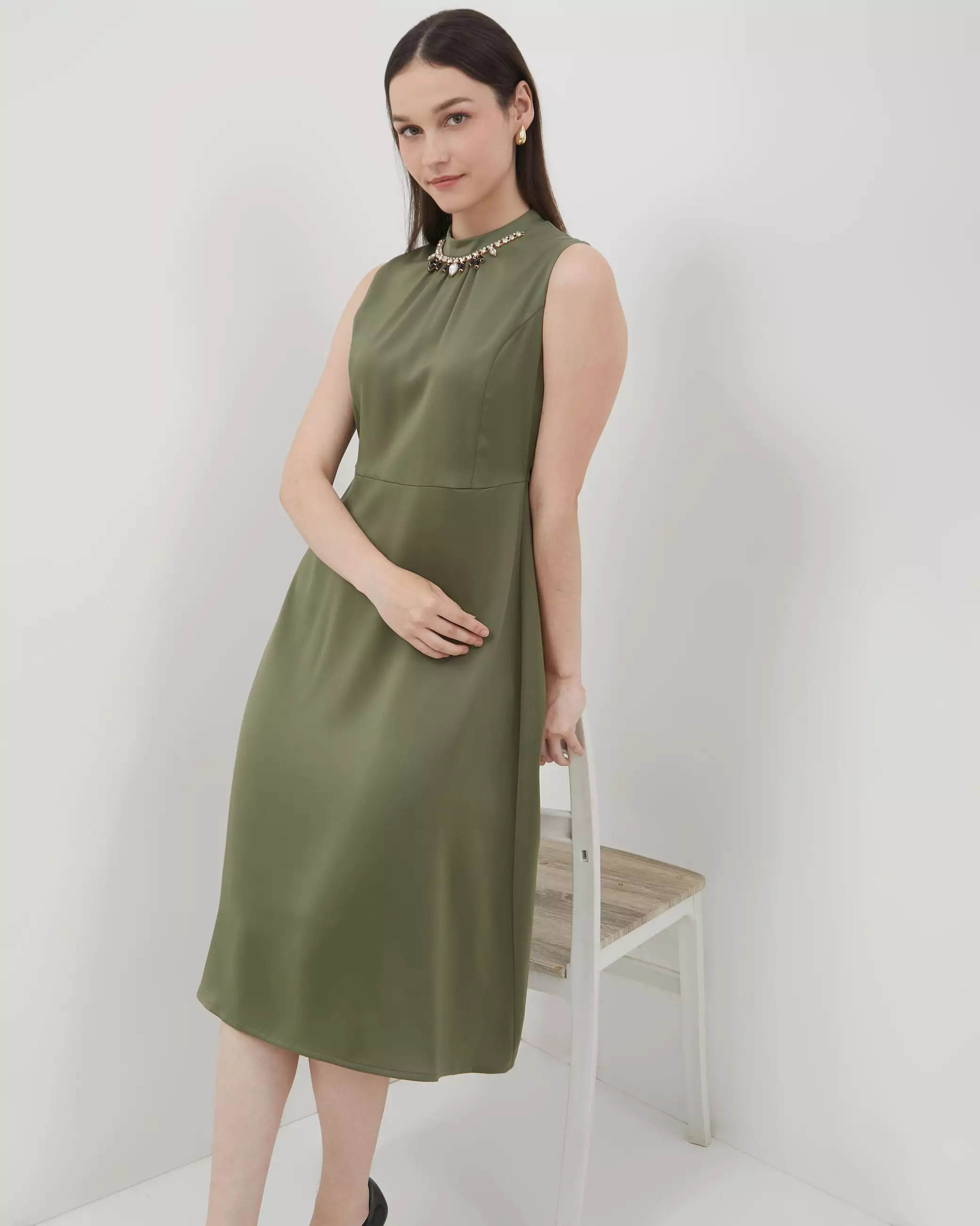 Jual Urban Exchange Urban Exchange Zenaya Olive Green Dress / Midi Dress  Tanpa Lengan Warna Olive Original 2026 | ZALORA Indonesia